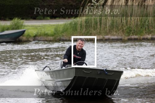 Westzaan 13 mei 2020
Wolter Kroes en zijn zoon Tom varen in een boot bij hun huis