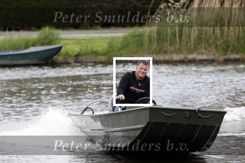 Westzaan 13 mei 2020
Wolter Kroes en zijn zoon Tom varen in een boot bij hun huis