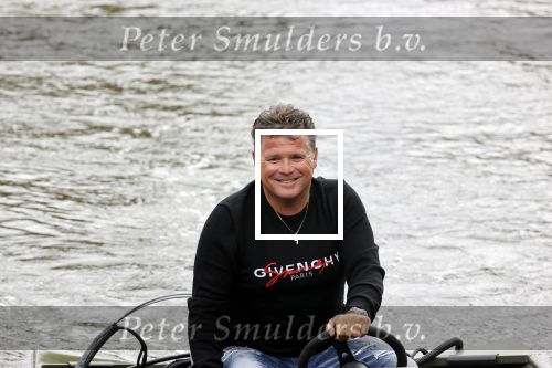 Westzaan 13 mei 2020
Wolter Kroes en zijn zoon Tom varen in een boot bij hun huis