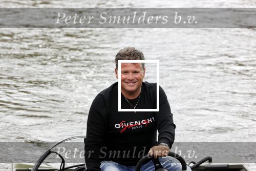 Westzaan 13 mei 2020
Wolter Kroes en zijn zoon Tom varen in een boot bij hun huis