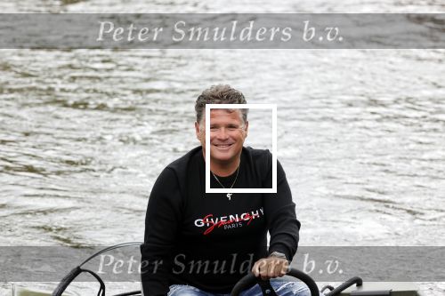 Westzaan 13 mei 2020
Wolter Kroes en zijn zoon Tom varen in een boot bij hun huis