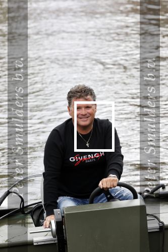 Westzaan 13 mei 2020
Wolter Kroes en zijn zoon Tom varen in een boot bij hun huis