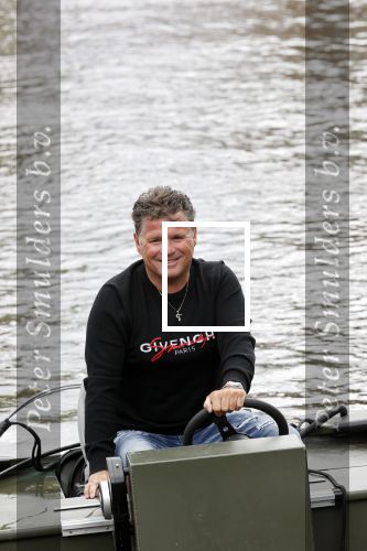 Westzaan 13 mei 2020
Wolter Kroes en zijn zoon Tom varen in een boot bij hun huis