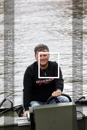 Westzaan 13 mei 2020
Wolter Kroes en zijn zoon Tom varen in een boot bij hun huis