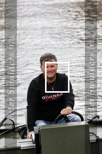 Westzaan 13 mei 2020
Wolter Kroes en zijn zoon Tom varen in een boot bij hun huis