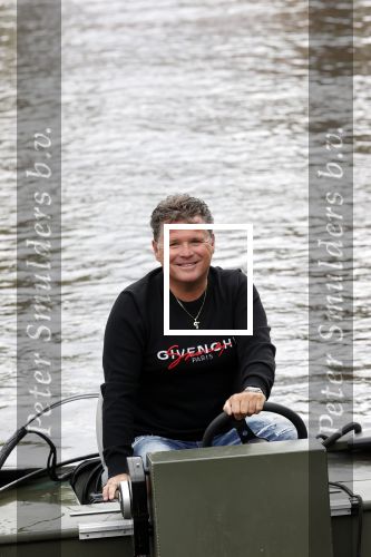 Westzaan 13 mei 2020
Wolter Kroes en zijn zoon Tom varen in een boot bij hun huis