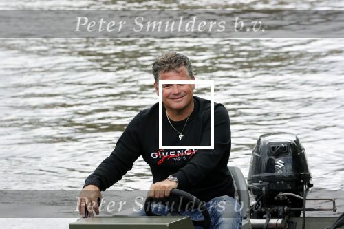 Westzaan 13 mei 2020
Wolter Kroes en zijn zoon Tom varen in een boot bij hun huis