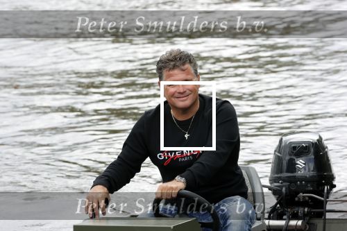 Westzaan 13 mei 2020
Wolter Kroes en zijn zoon Tom varen in een boot bij hun huis