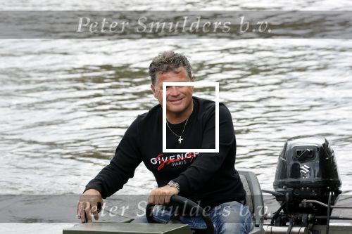 Westzaan 13 mei 2020
Wolter Kroes en zijn zoon Tom varen in een boot bij hun huis
