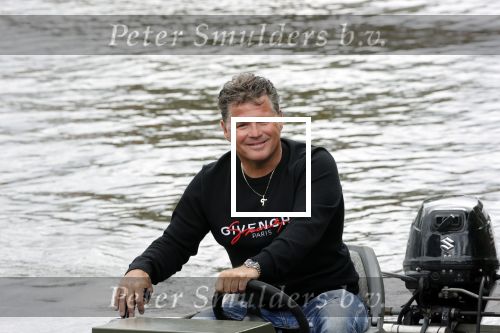Westzaan 13 mei 2020
Wolter Kroes en zijn zoon Tom varen in een boot bij hun huis