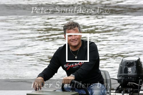 Westzaan 13 mei 2020
Wolter Kroes en zijn zoon Tom varen in een boot bij hun huis