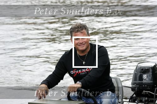 Westzaan 13 mei 2020
Wolter Kroes en zijn zoon Tom varen in een boot bij hun huis