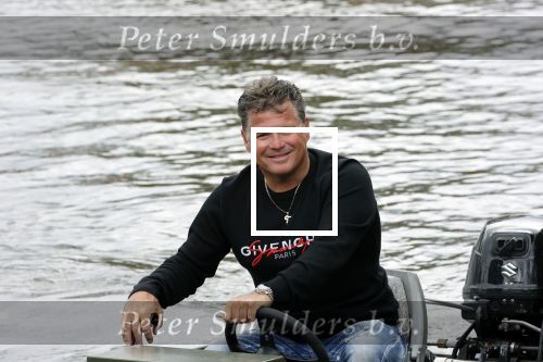 Westzaan 13 mei 2020
Wolter Kroes en zijn zoon Tom varen in een boot bij hun huis
