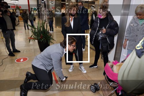 Amstelveen 27 mei 2021
Opening Yoyo tea bar van Rachel Hazes in winkelcentrum Amstelveen.
Andre Hazes zijn vriendinSarah v Soelen en haar ouders zijn ook aanwezig.