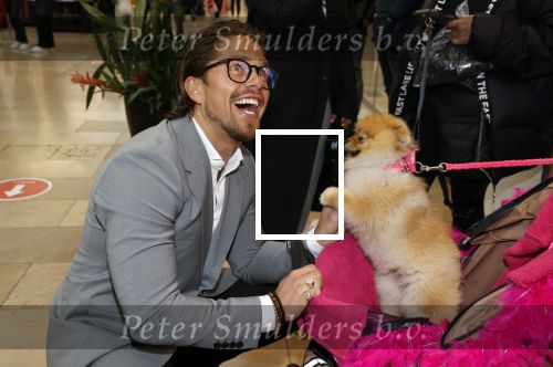 Amstelveen 27 mei 2021
Opening Yoyo tea bar van Rachel Hazes in winkelcentrum Amstelveen.
Andre Hazes zijn vriendinSarah v Soelen en haar ouders zijn ook aanwezig.