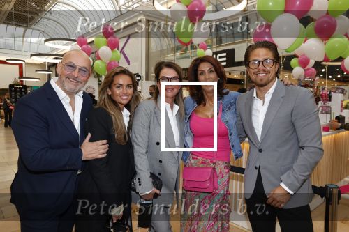 Amstelveen 27 mei 2021
Opening Yoyo tea bar van Rachel Hazes in winkelcentrum Amstelveen.
Andre Hazes zijn vriendinSarah v Soelen en haar ouders zijn ook aanwezig.