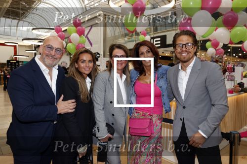 Amstelveen 27 mei 2021
Opening Yoyo tea bar van Rachel Hazes in winkelcentrum Amstelveen.
Andre Hazes zijn vriendinSarah v Soelen en haar ouders zijn ook aanwezig.