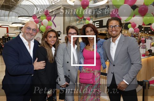 Amstelveen 27 mei 2021
Opening Yoyo tea bar van Rachel Hazes in winkelcentrum Amstelveen.
Andre Hazes zijn vriendinSarah v Soelen en haar ouders zijn ook aanwezig.