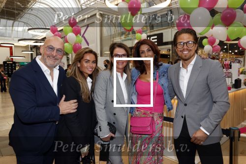 Amstelveen 27 mei 2021
Opening Yoyo tea bar van Rachel Hazes in winkelcentrum Amstelveen.
Andre Hazes zijn vriendinSarah v Soelen en haar ouders zijn ook aanwezig.