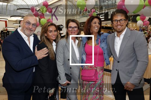 Amstelveen 27 mei 2021
Opening Yoyo tea bar van Rachel Hazes in winkelcentrum Amstelveen.
Andre Hazes zijn vriendinSarah v Soelen en haar ouders zijn ook aanwezig.