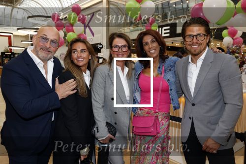 Amstelveen 27 mei 2021
Opening Yoyo tea bar van Rachel Hazes in winkelcentrum Amstelveen.
Andre Hazes zijn vriendinSarah v Soelen en haar ouders zijn ook aanwezig.