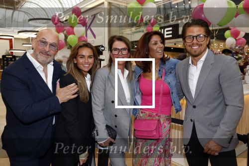Amstelveen 27 mei 2021
Opening Yoyo tea bar van Rachel Hazes in winkelcentrum Amstelveen.
Andre Hazes zijn vriendinSarah v Soelen en haar ouders zijn ook aanwezig.