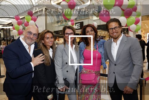 Amstelveen 27 mei 2021
Opening Yoyo tea bar van Rachel Hazes in winkelcentrum Amstelveen.
Andre Hazes zijn vriendinSarah v Soelen en haar ouders zijn ook aanwezig.