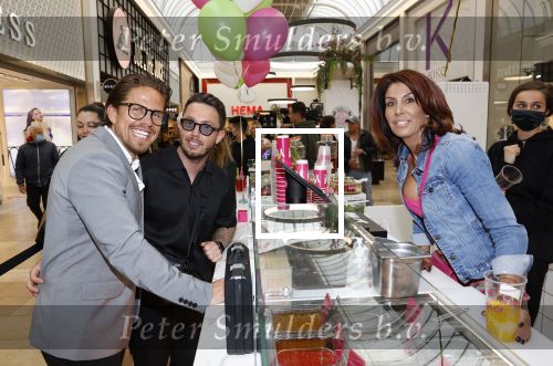 Amstelveen 27 mei 2021
Opening Yoyo tea bar van Rachel Hazes in winkelcentrum Amstelveen.
Andre Hazes zijn vriendinSarah v Soelen en haar ouders zijn ook aanwezig. Djarno Hofland