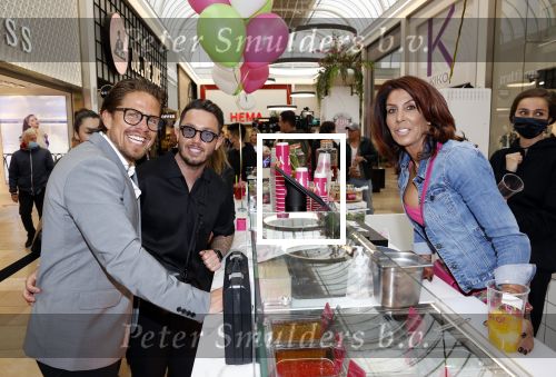 Amstelveen 27 mei 2021
Opening Yoyo tea bar van Rachel Hazes in winkelcentrum Amstelveen.
Andre Hazes zijn vriendinSarah v Soelen en haar ouders zijn ook aanwezig. Djarno Hofland