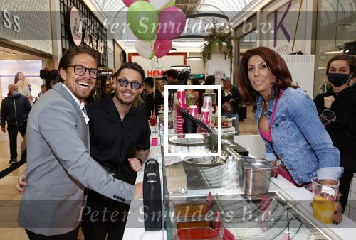 Amstelveen 27 mei 2021
Opening Yoyo tea bar van Rachel Hazes in winkelcentrum Amstelveen.
Andre Hazes zijn vriendinSarah v Soelen en haar ouders zijn ook aanwezig. Djarno Hofland