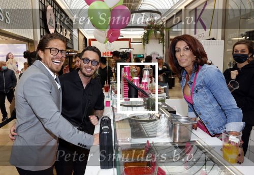 Amstelveen 27 mei 2021
Opening Yoyo tea bar van Rachel Hazes in winkelcentrum Amstelveen.
Andre Hazes zijn vriendinSarah v Soelen en haar ouders zijn ook aanwezig. Djarno Hofland