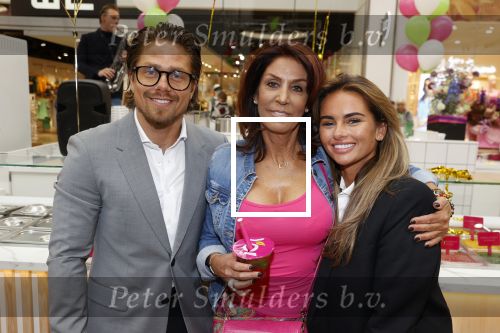 Amstelveen 27 mei 2021
Opening Yoyo tea bar van Rachel Hazes in winkelcentrum Amstelveen.
Andre Hazes zijn vriendinSarah v Soelen en haar ouders zijn ook aanwezig.