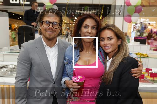 Amstelveen 27 mei 2021
Opening Yoyo tea bar van Rachel Hazes in winkelcentrum Amstelveen.
Andre Hazes zijn vriendinSarah v Soelen en haar ouders zijn ook aanwezig.