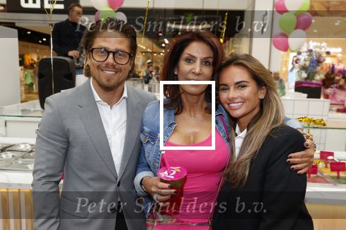 Amstelveen 27 mei 2021
Opening Yoyo tea bar van Rachel Hazes in winkelcentrum Amstelveen.
Andre Hazes zijn vriendinSarah v Soelen en haar ouders zijn ook aanwezig.