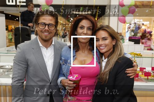 Amstelveen 27 mei 2021
Opening Yoyo tea bar van Rachel Hazes in winkelcentrum Amstelveen.
Andre Hazes zijn vriendinSarah v Soelen en haar ouders zijn ook aanwezig.