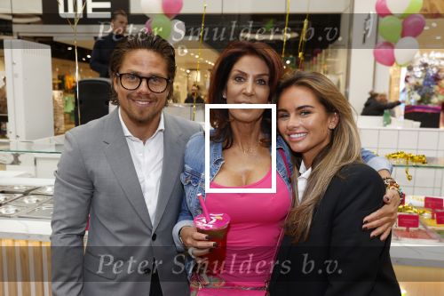 Amstelveen 27 mei 2021
Opening Yoyo tea bar van Rachel Hazes in winkelcentrum Amstelveen.
Andre Hazes zijn vriendinSarah v Soelen en haar ouders zijn ook aanwezig.