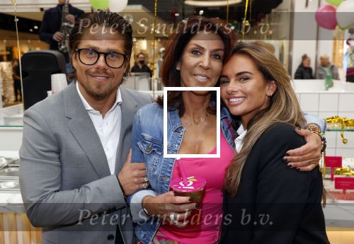 Amstelveen 27 mei 2021
Opening Yoyo tea bar van Rachel Hazes in winkelcentrum Amstelveen.
Andre Hazes zijn vriendinSarah v Soelen en haar ouders zijn ook aanwezig.