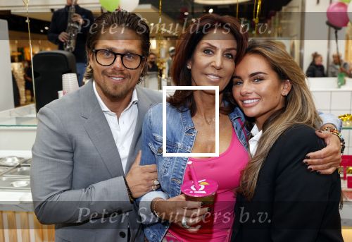 Amstelveen 27 mei 2021
Opening Yoyo tea bar van Rachel Hazes in winkelcentrum Amstelveen.
Andre Hazes zijn vriendinSarah v Soelen en haar ouders zijn ook aanwezig.
