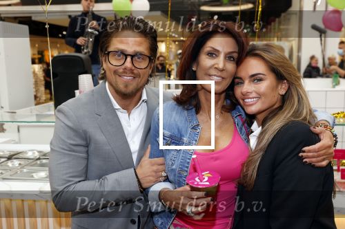 Amstelveen 27 mei 2021
Opening Yoyo tea bar van Rachel Hazes in winkelcentrum Amstelveen.
Andre Hazes zijn vriendinSarah v Soelen en haar ouders zijn ook aanwezig.