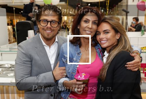 Amstelveen 27 mei 2021
Opening Yoyo tea bar van Rachel Hazes in winkelcentrum Amstelveen.
Andre Hazes zijn vriendinSarah v Soelen en haar ouders zijn ook aanwezig.