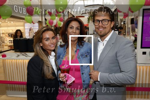 Amstelveen 27 mei 2021
Opening Yoyo tea bar van Rachel Hazes in winkelcentrum Amstelveen.
Andre Hazes zijn vriendinSarah v Soelen en haar ouders zijn ook aanwezig.