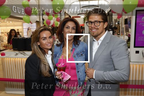 Amstelveen 27 mei 2021
Opening Yoyo tea bar van Rachel Hazes in winkelcentrum Amstelveen.
Andre Hazes zijn vriendinSarah v Soelen en haar ouders zijn ook aanwezig.