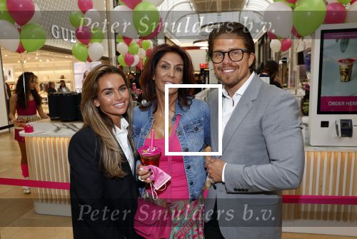 Amstelveen 27 mei 2021
Opening Yoyo tea bar van Rachel Hazes in winkelcentrum Amstelveen.
Andre Hazes zijn vriendinSarah v Soelen en haar ouders zijn ook aanwezig.