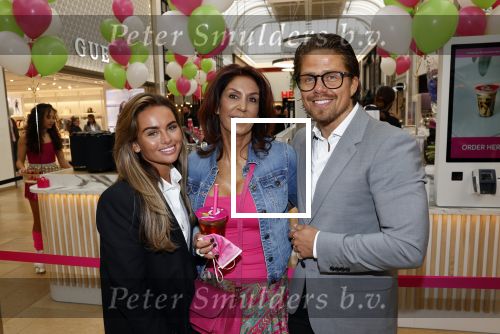 Amstelveen 27 mei 2021
Opening Yoyo tea bar van Rachel Hazes in winkelcentrum Amstelveen.
Andre Hazes zijn vriendinSarah v Soelen en haar ouders zijn ook aanwezig.