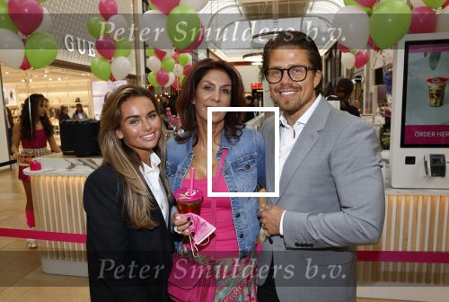 Amstelveen 27 mei 2021
Opening Yoyo tea bar van Rachel Hazes in winkelcentrum Amstelveen.
Andre Hazes zijn vriendinSarah v Soelen en haar ouders zijn ook aanwezig.