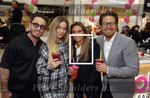 Amstelveen 27 mei 2021
Opening Yoyo tea bar van Rachel Hazes in winkelcentrum Amstelveen.
Andre Hazes zijn vriendinSarah v Soelen en haar ouders zijn ook aanwezig. Djarno Hofland met Manon Kool