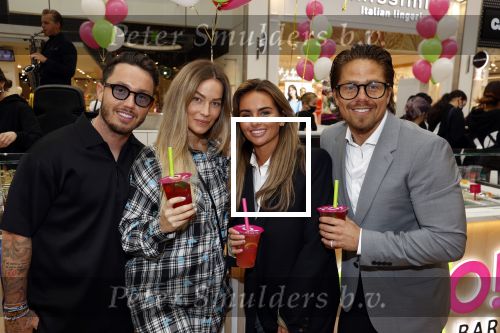 Amstelveen 27 mei 2021
Opening Yoyo tea bar van Rachel Hazes in winkelcentrum Amstelveen.
Andre Hazes zijn vriendinSarah v Soelen en haar ouders zijn ook aanwezig. Djarno Hofland met Manon Kool