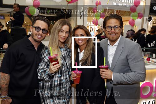 Amstelveen 27 mei 2021
Opening Yoyo tea bar van Rachel Hazes in winkelcentrum Amstelveen.
Andre Hazes zijn vriendinSarah v Soelen en haar ouders zijn ook aanwezig. Djarno Hofland met Manon Kool