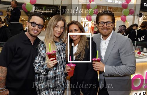 Amstelveen 27 mei 2021
Opening Yoyo tea bar van Rachel Hazes in winkelcentrum Amstelveen.
Andre Hazes zijn vriendinSarah v Soelen en haar ouders zijn ook aanwezig. Djarno Hofland met Manon Kool