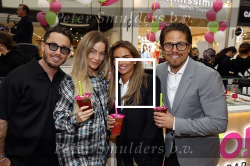 Amstelveen 27 mei 2021
Opening Yoyo tea bar van Rachel Hazes in winkelcentrum Amstelveen.
Andre Hazes zijn vriendinSarah v Soelen en haar ouders zijn ook aanwezig. Djarno Hofland met Manon Kool